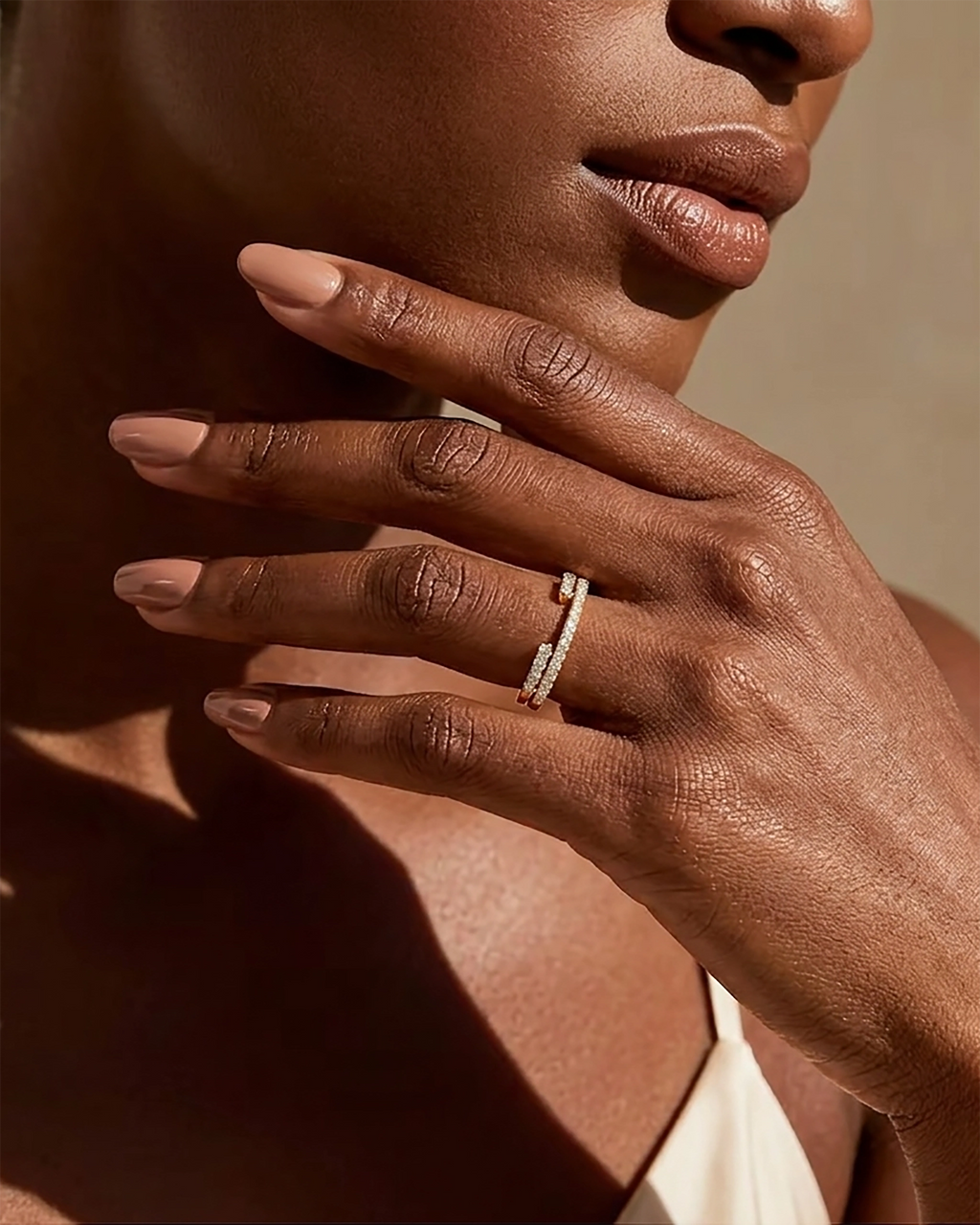 Anillo Laura de moissanita con banda abierta