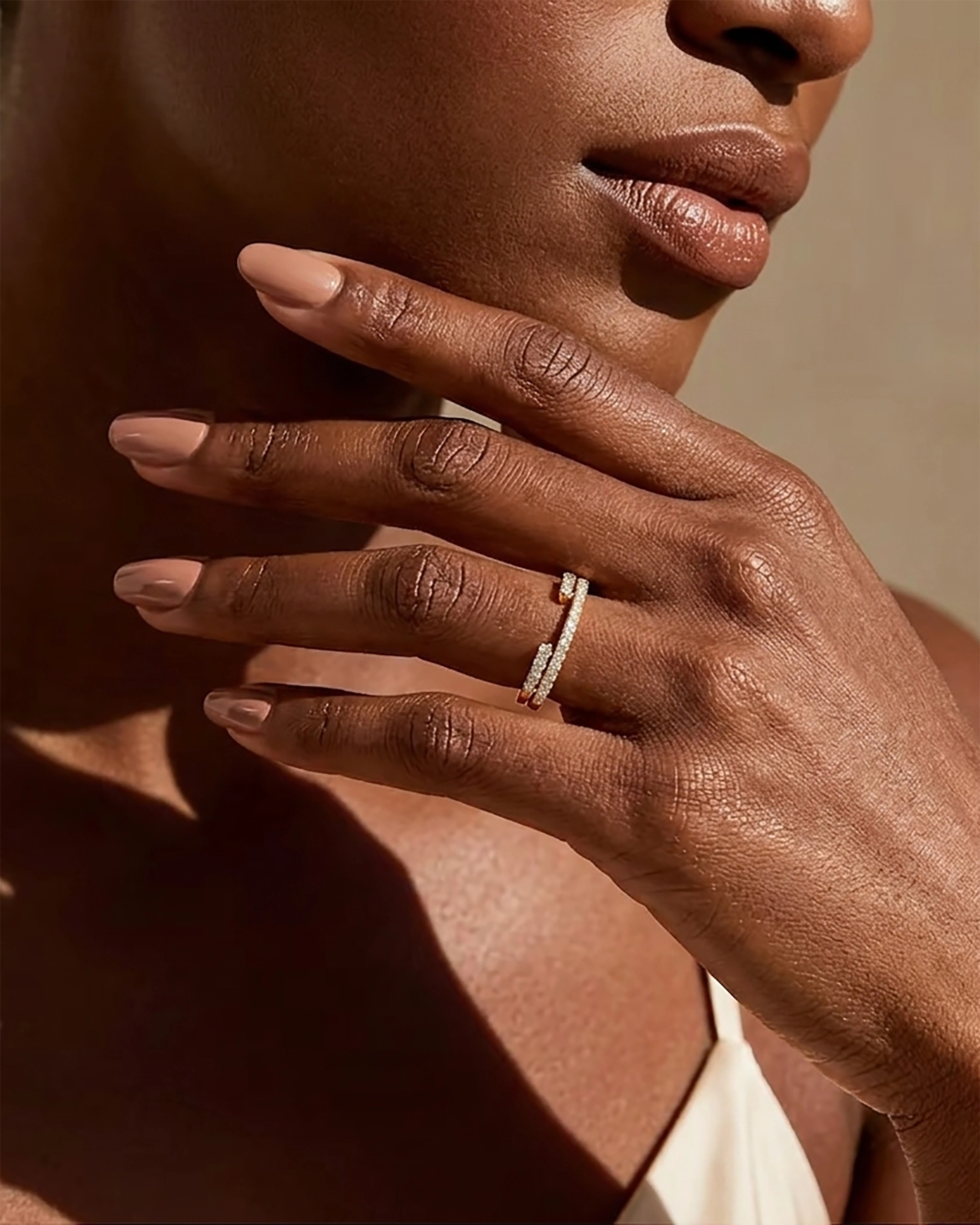 Anillo Laura de moissanita con banda abierta